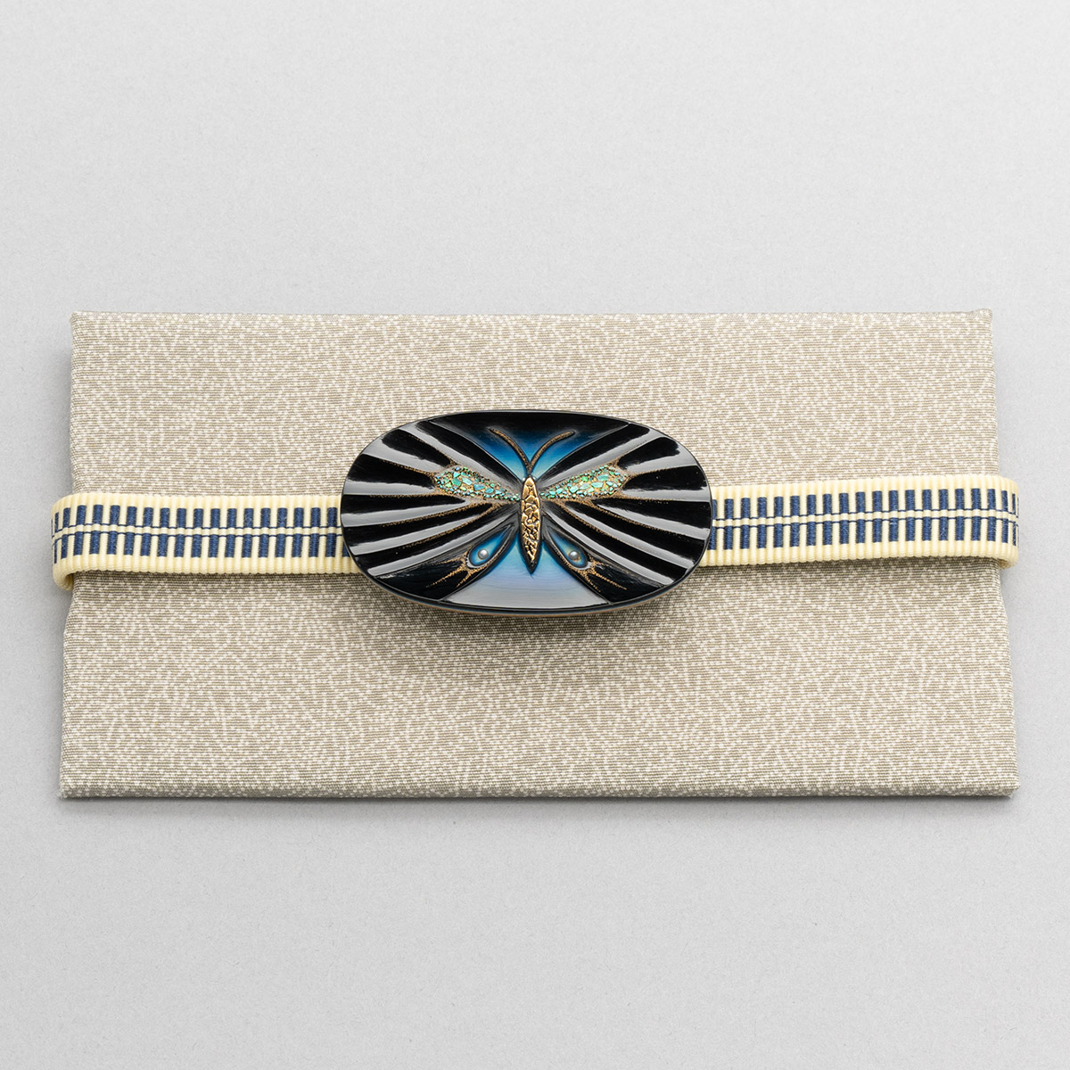 磯山明泉 在銘 落款元箱有 帯留 形彫根付 磯山明泉 在銘 落款元箱有