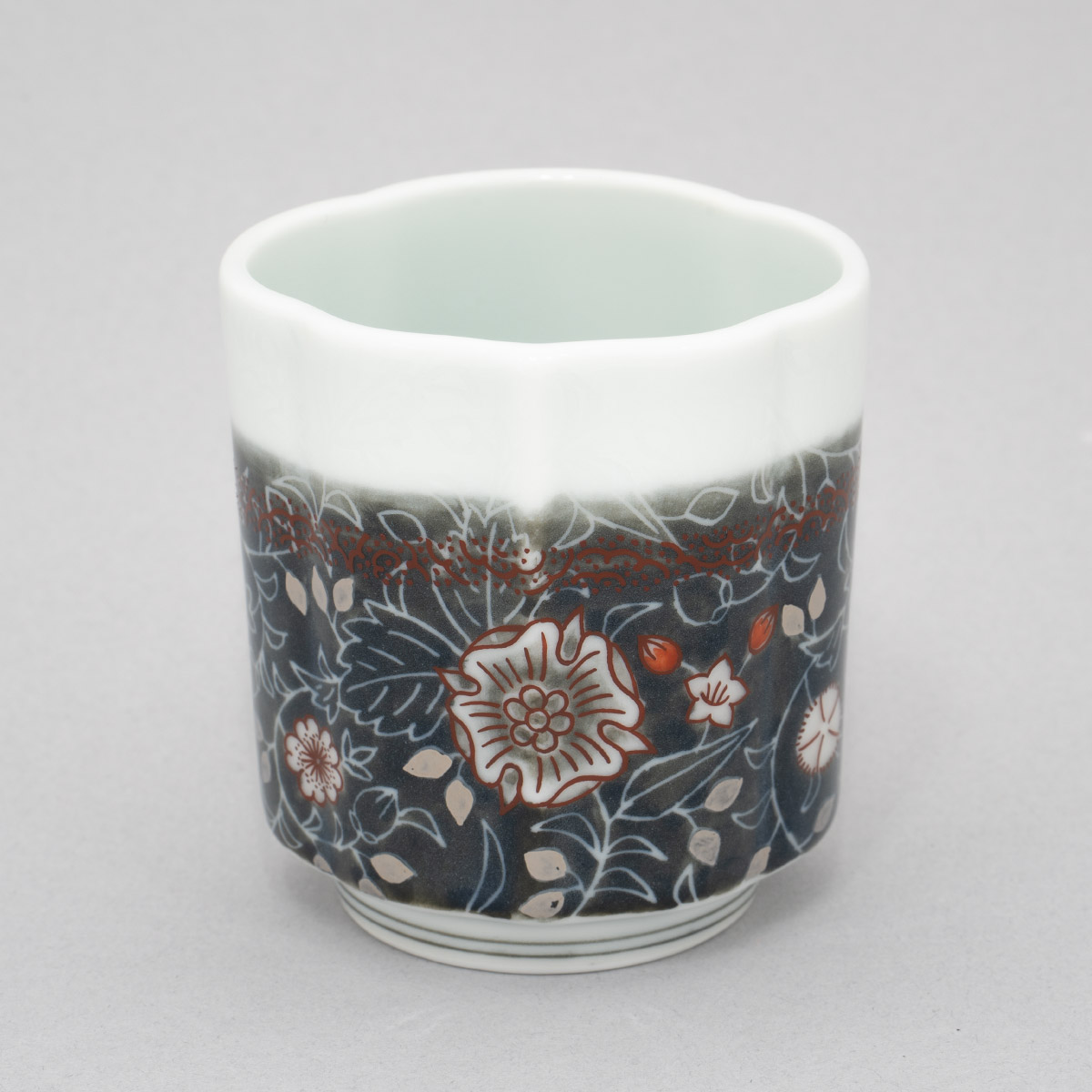 色絵雪花墨色墨はじき草花文ぐい吞 | ARTerrace
