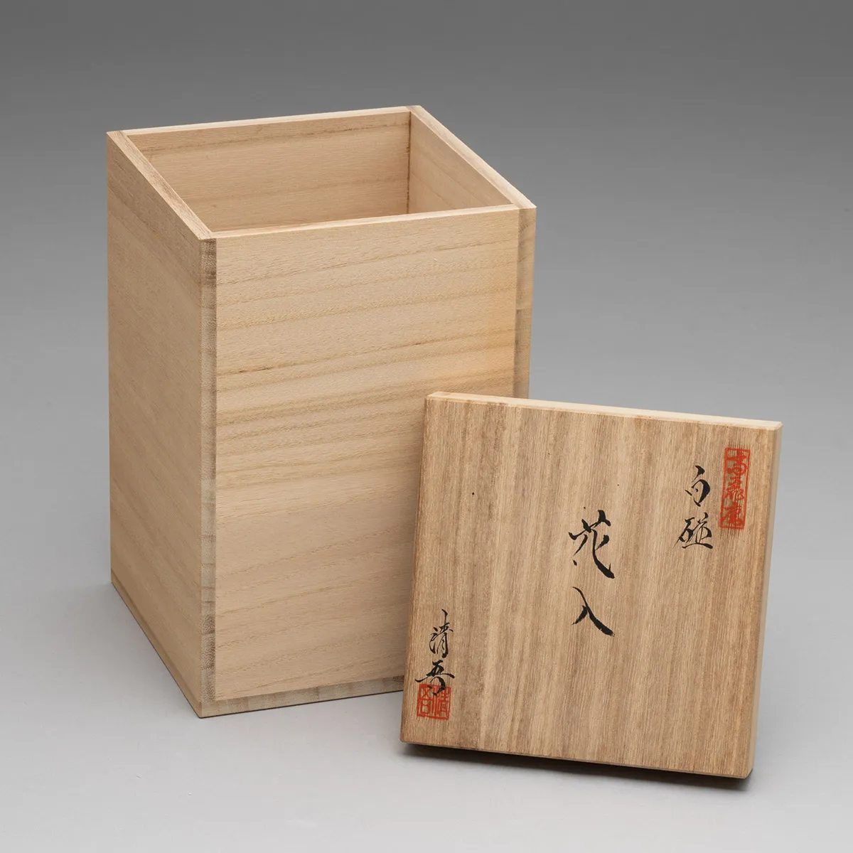 白磁花入
