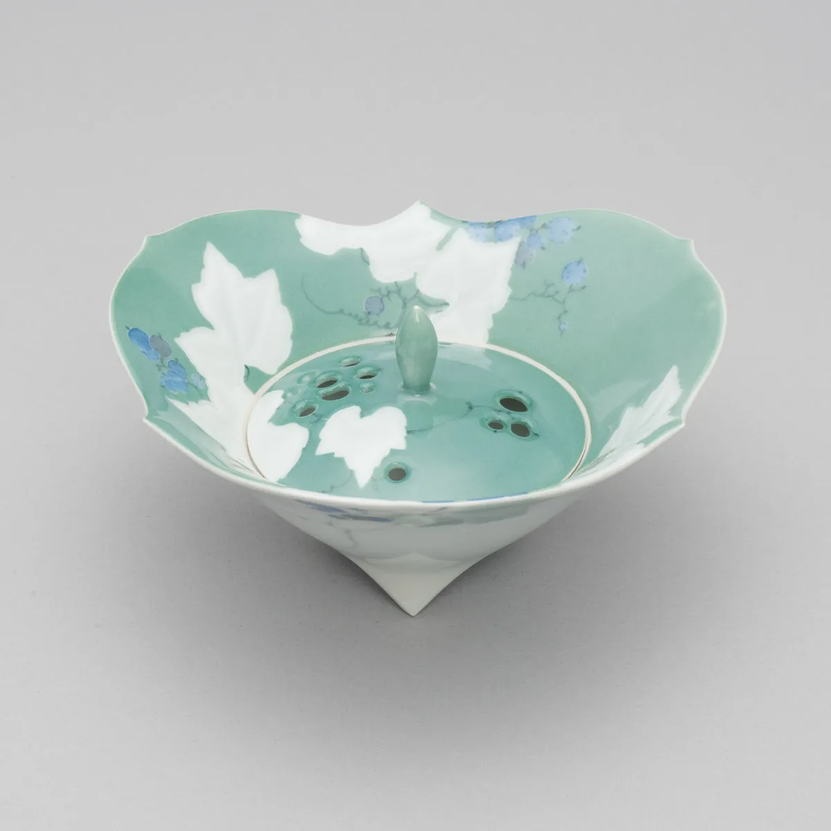 染付彫香炉 ｢野葡萄｣