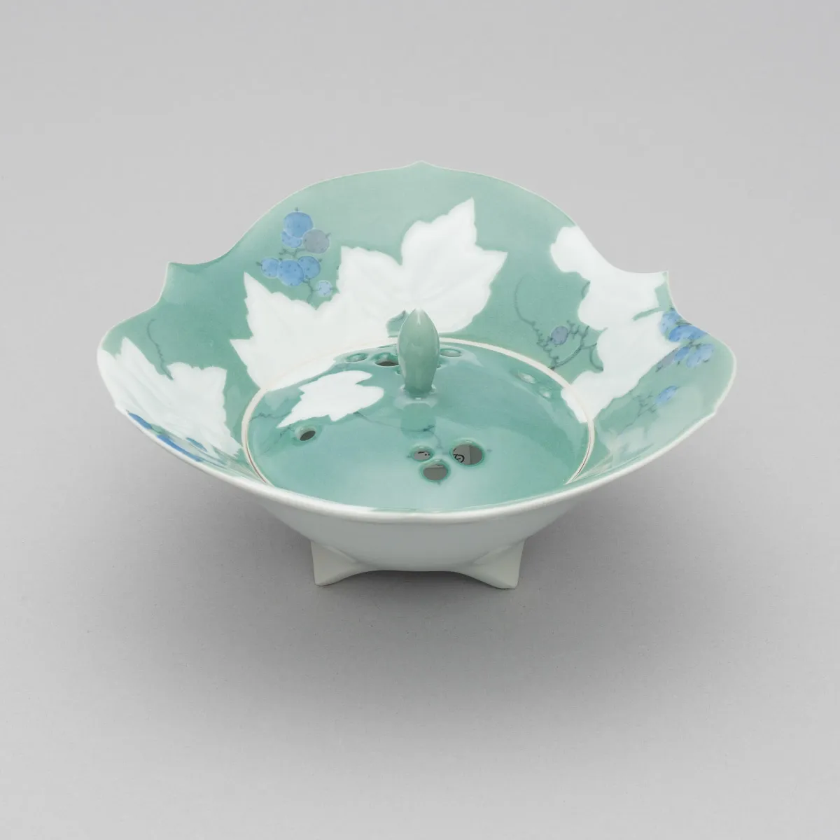 染付彫香炉 ｢野葡萄｣