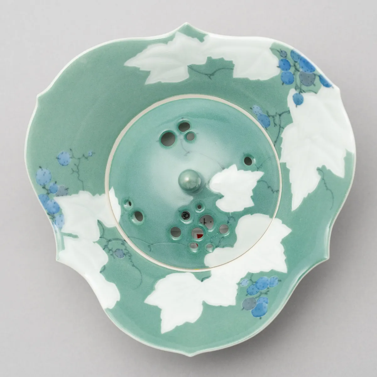 染付彫香炉 ｢野葡萄｣