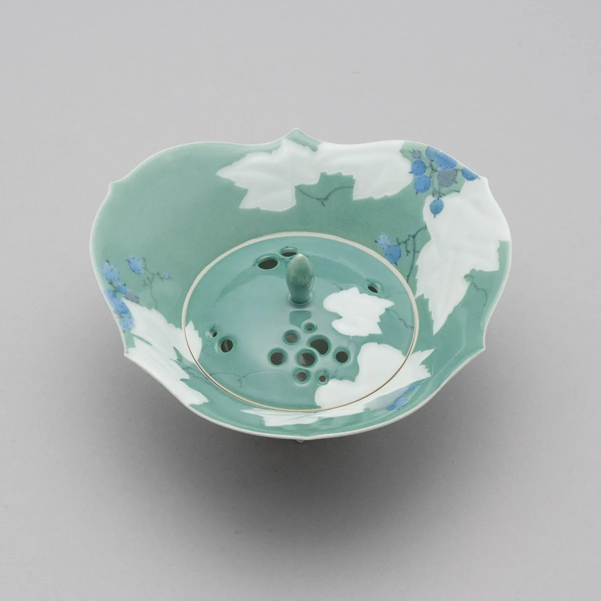 染付彫香炉 ｢野葡萄｣ | ARTerrace