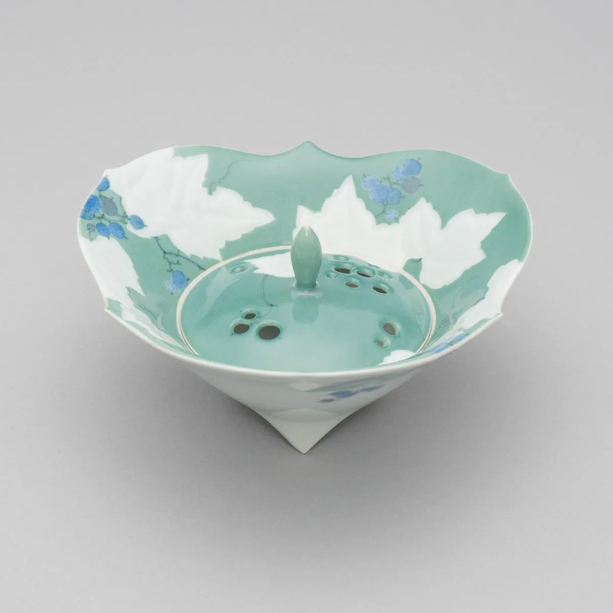 染付彫香炉 ｢野葡萄｣