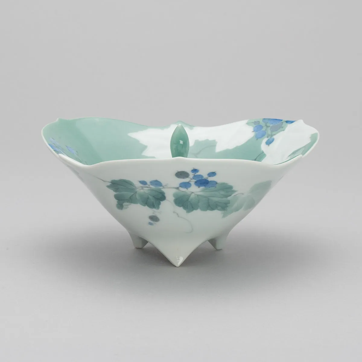 染付彫香炉 ｢野葡萄｣