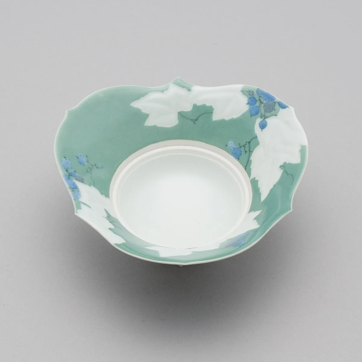 染付彫香炉 ｢野葡萄｣