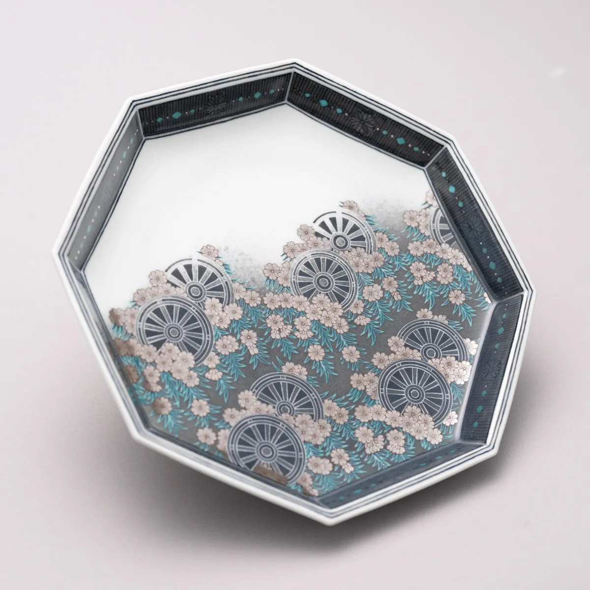 色絵雪花薄墨墨はじき御所車文額皿