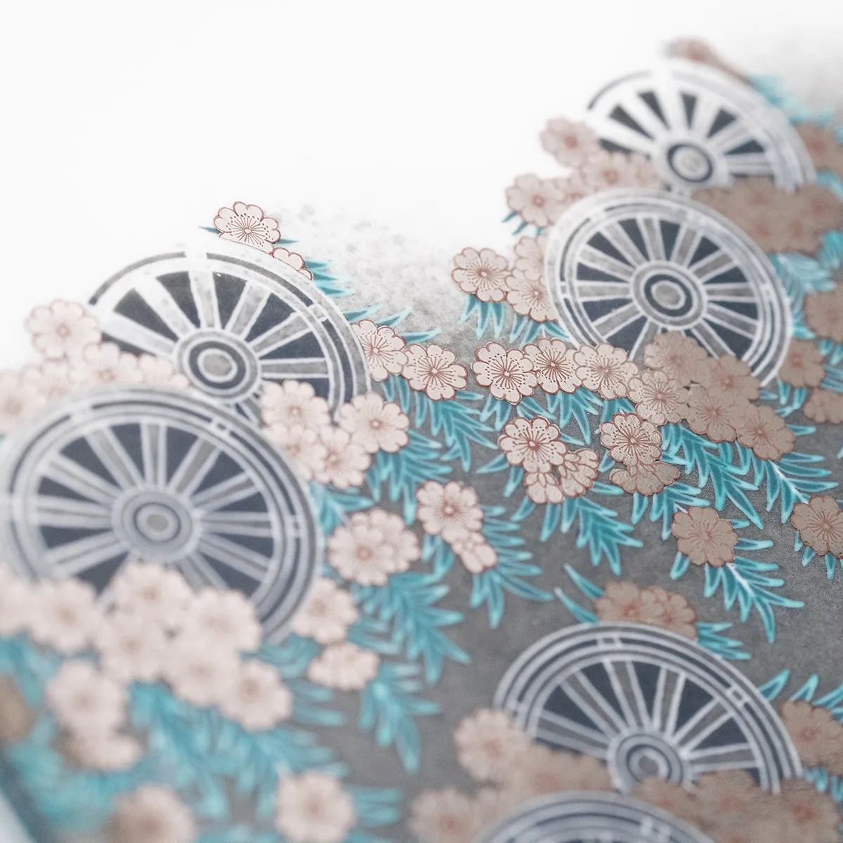 色絵雪花薄墨墨はじき御所車文額皿