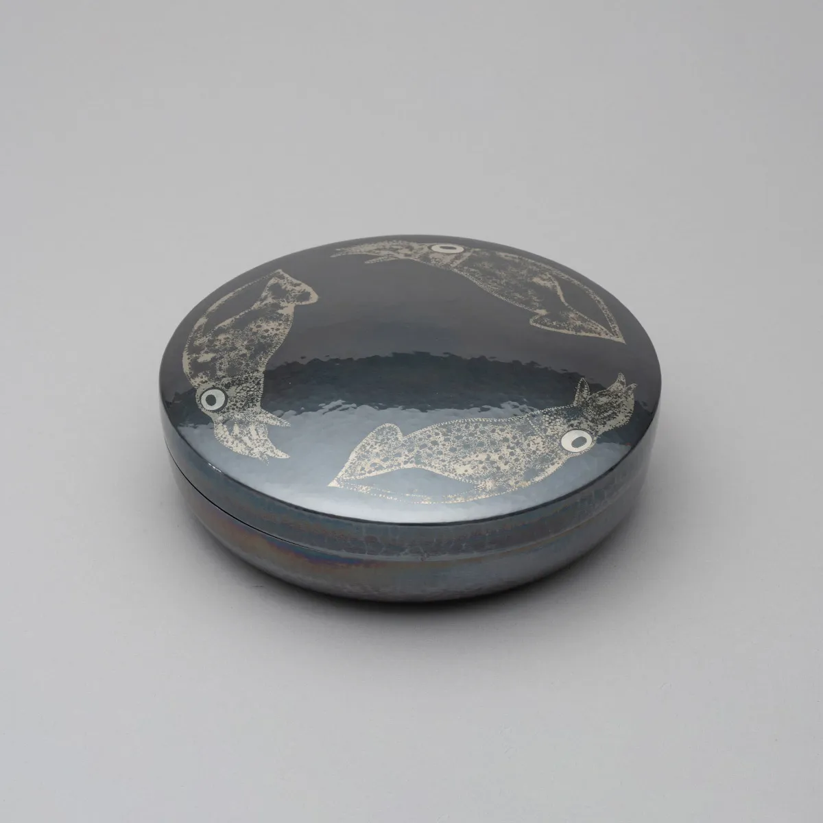 鍛黒味銅合子「月夜の浜辺　ホタルイカ」
