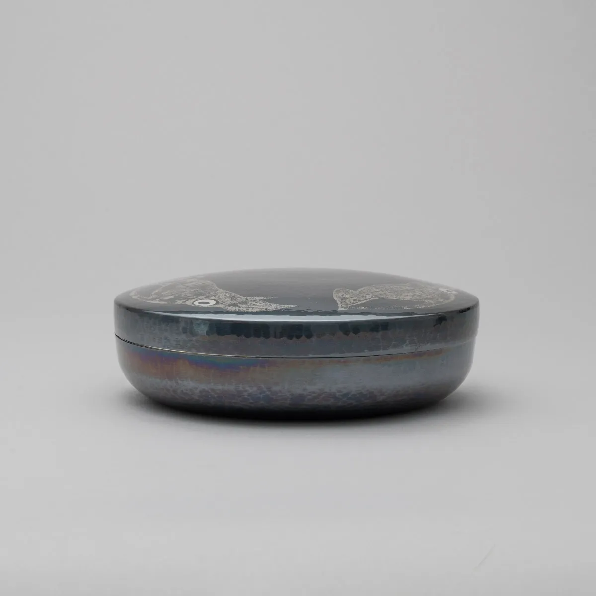 鍛黒味銅合子「月夜の浜辺　ホタルイカ」