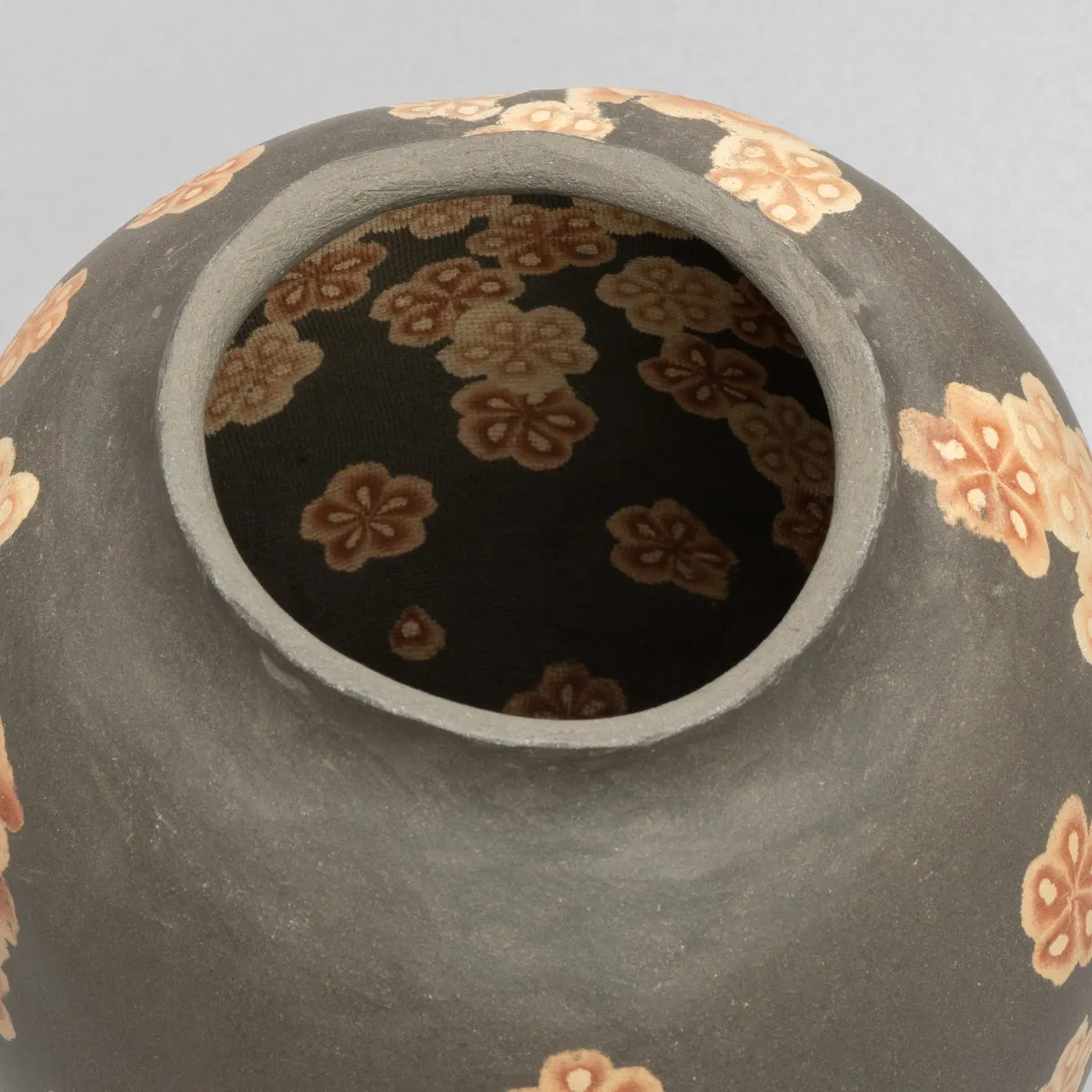 無名異練上花紋壺（背面）／伊藤 赤儘