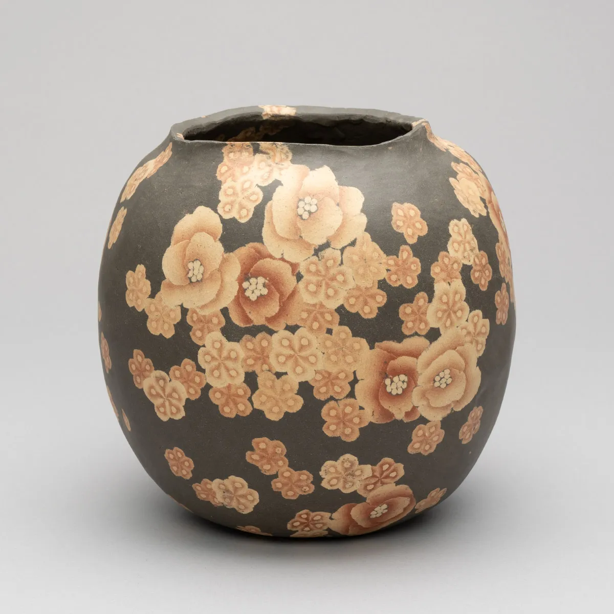 無名異練上花紋壺（正面）／伊藤 赤儘