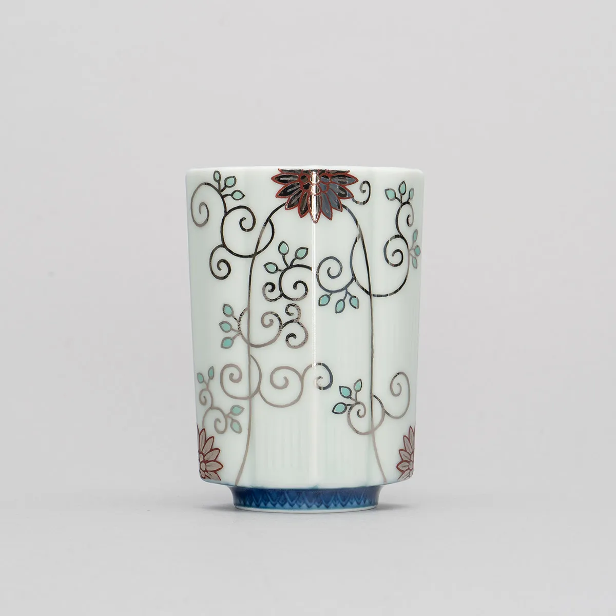 色絵雪花吹墨墨はじき雪唐花文ぐい呑