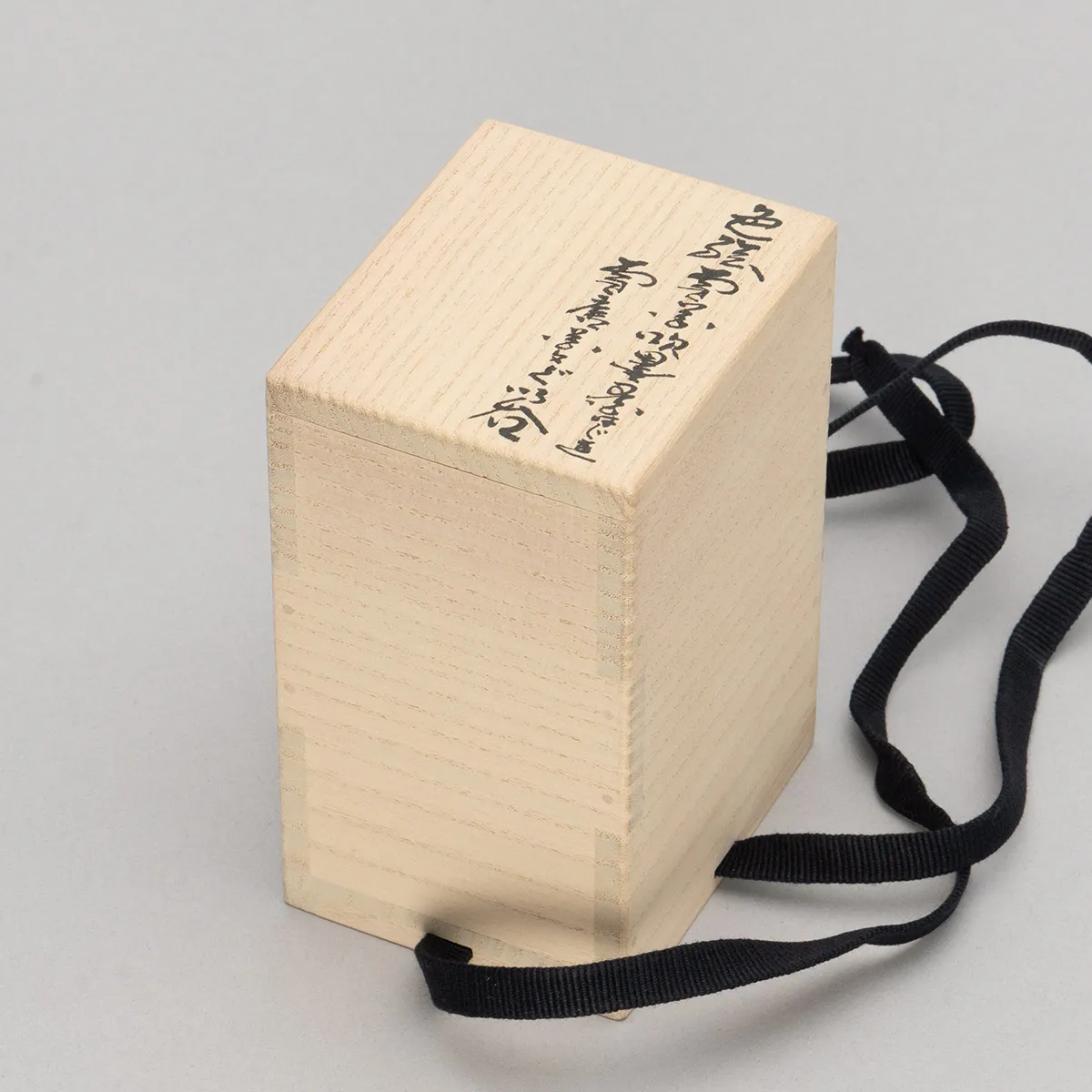 色絵雪花吹墨墨はじき雪唐花文ぐい呑