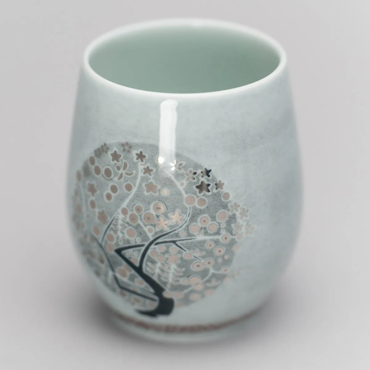 色絵薄墨墨はじき梅文湯呑