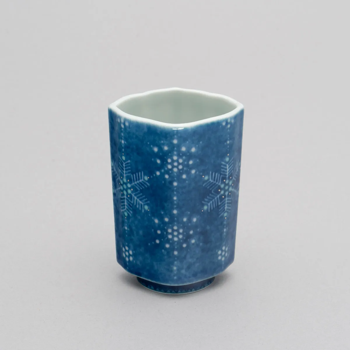 色絵雪花吹墨墨はじき雪唐花文ぐい呑