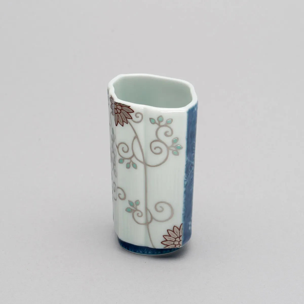 色絵雪花吹墨墨はじき雪唐花文ぐい呑