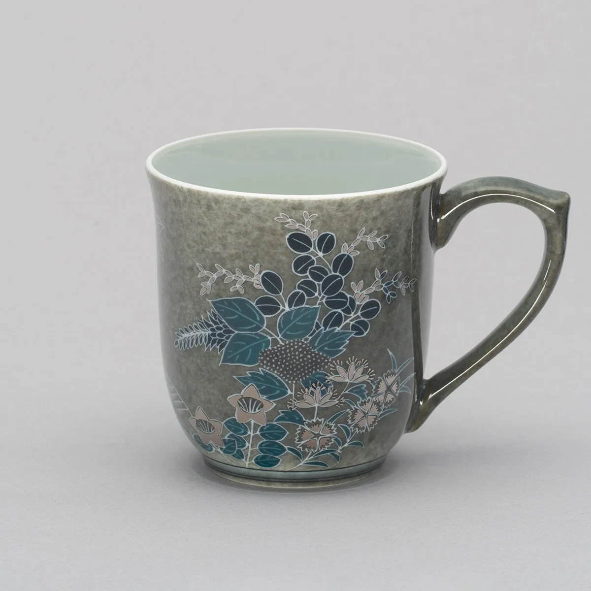 色絵薄墨墨はじき秋草文碗