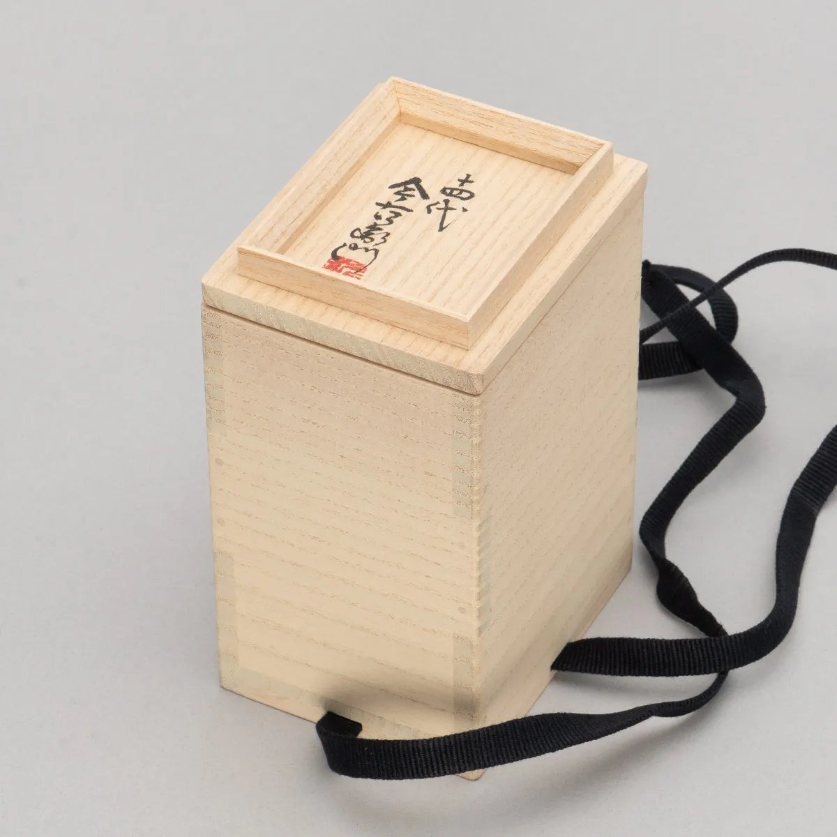 色絵雪花吹墨墨はじき雪唐花文ぐい呑