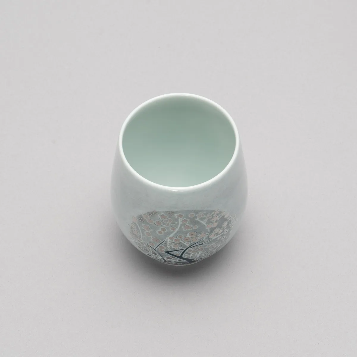 色絵薄墨墨はじき梅文湯呑