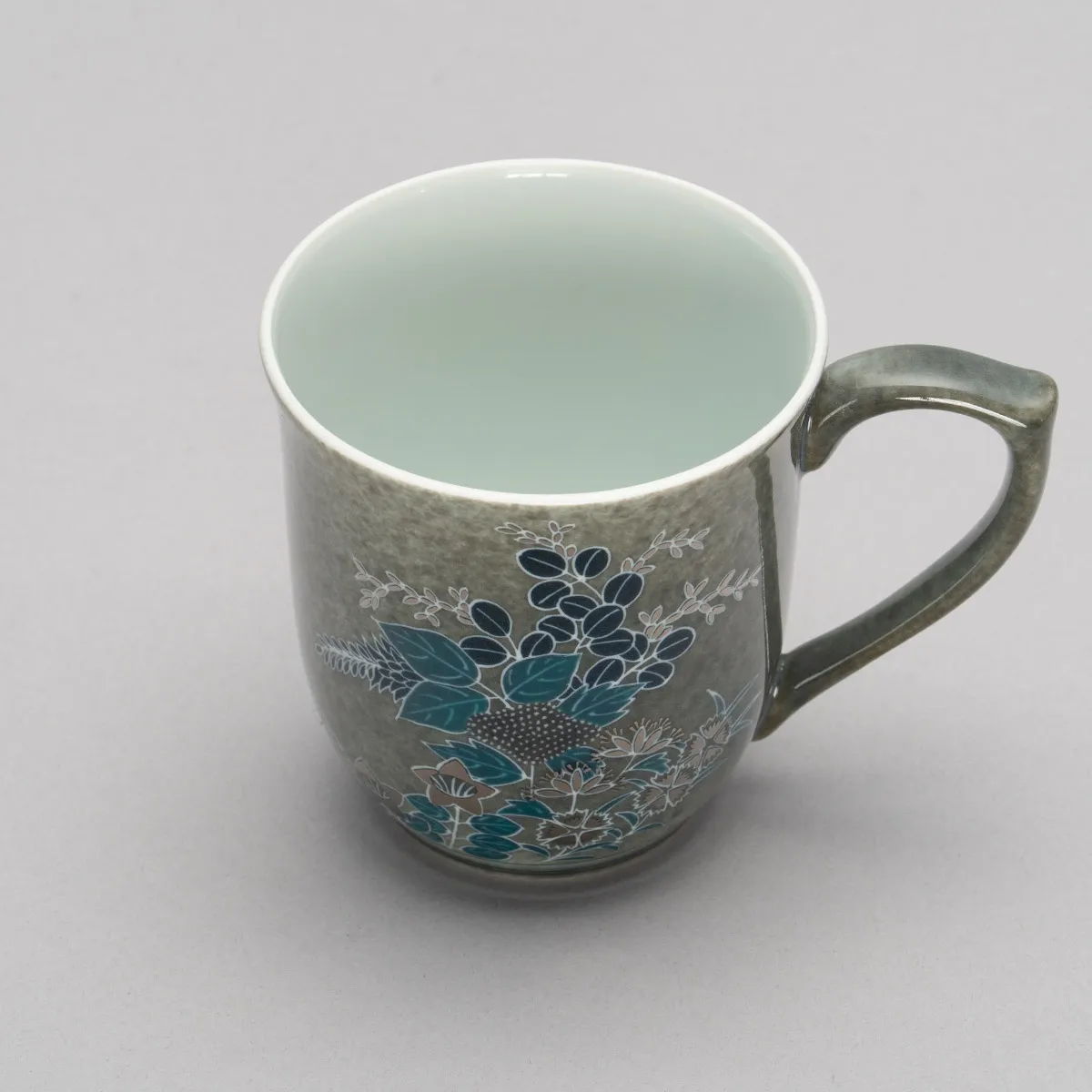 色絵薄墨墨はじき秋草文碗