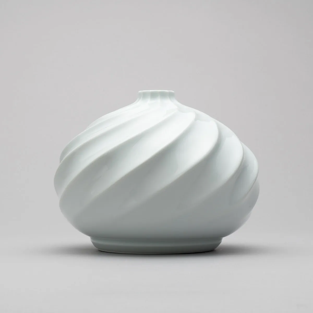 白磁渦文 壷　正面