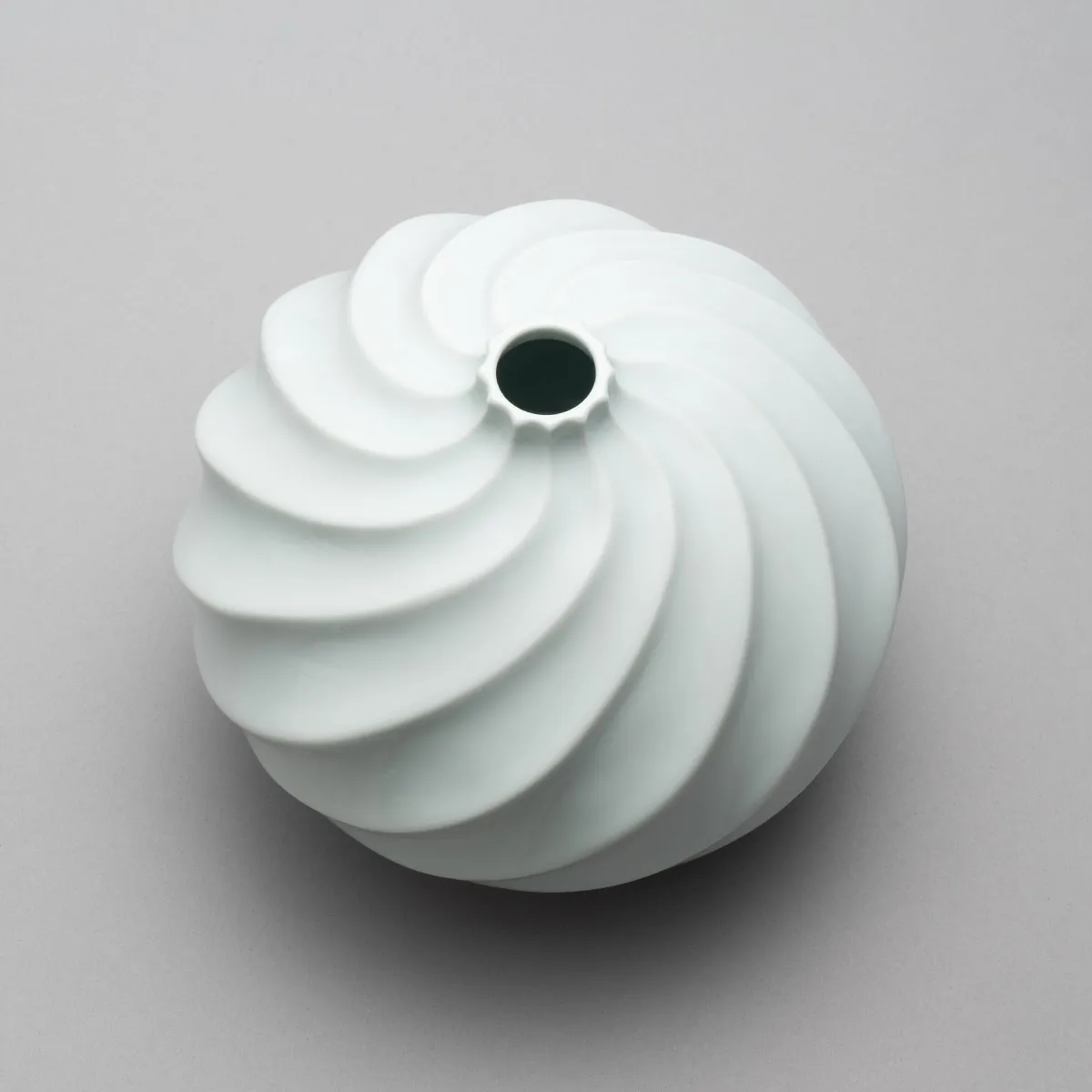 白磁渦文 壷　上から