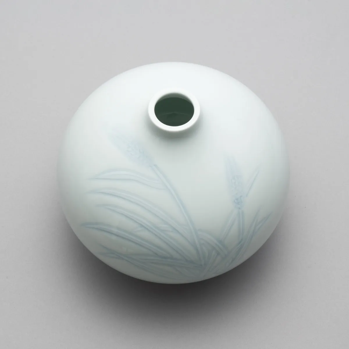 白磁染麦彫文 壷