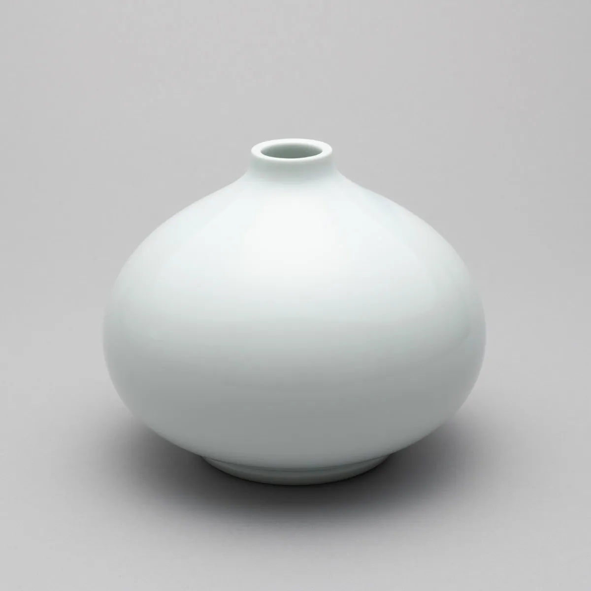 白磁染麦彫文 壷