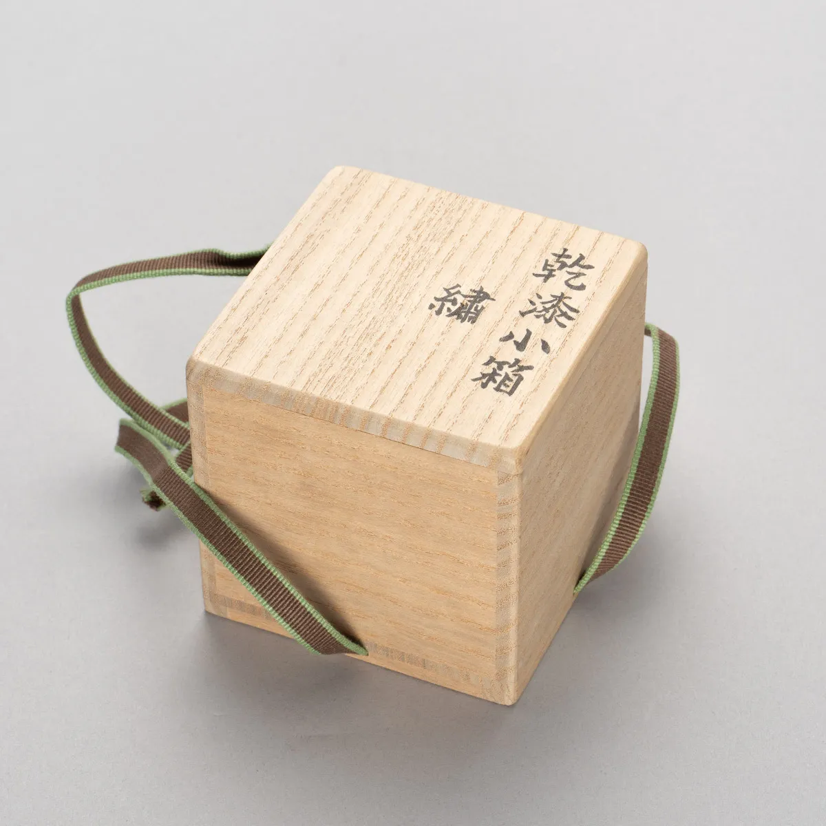 乾漆螺鈿小箱「繡」