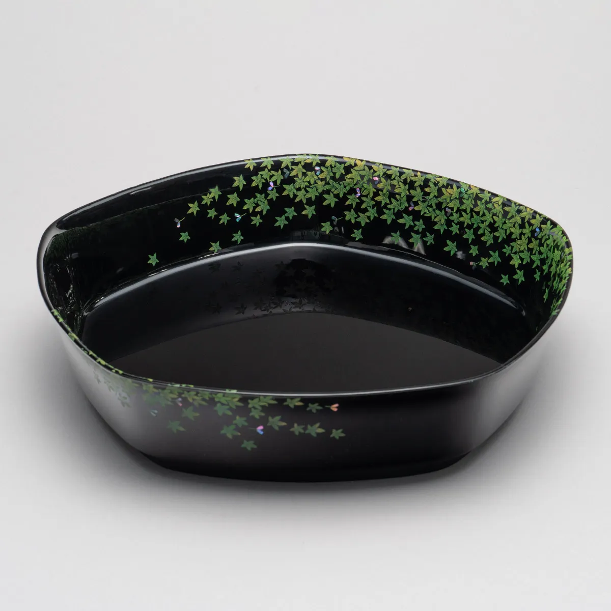 青葉文沈金盛器