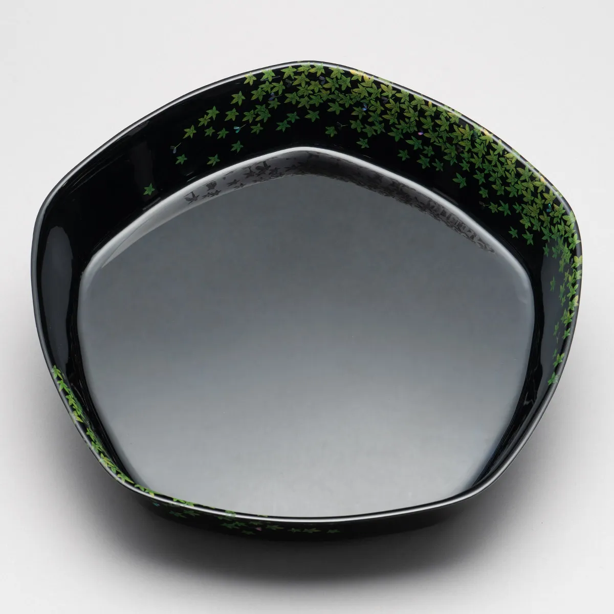 青葉文沈金盛器