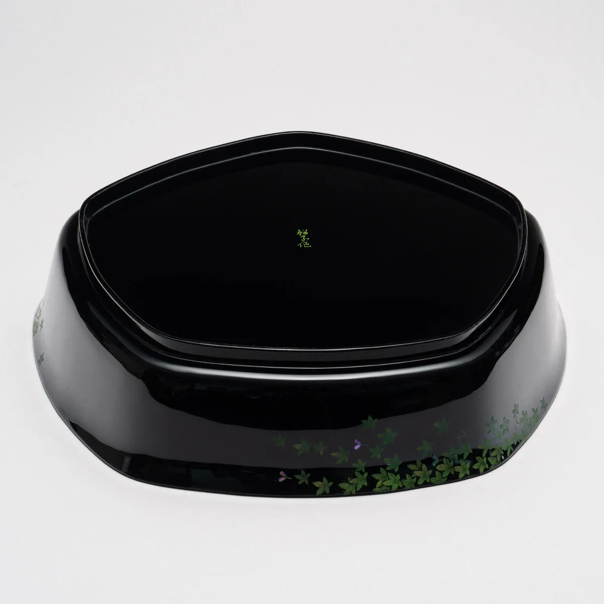 青葉文沈金盛器