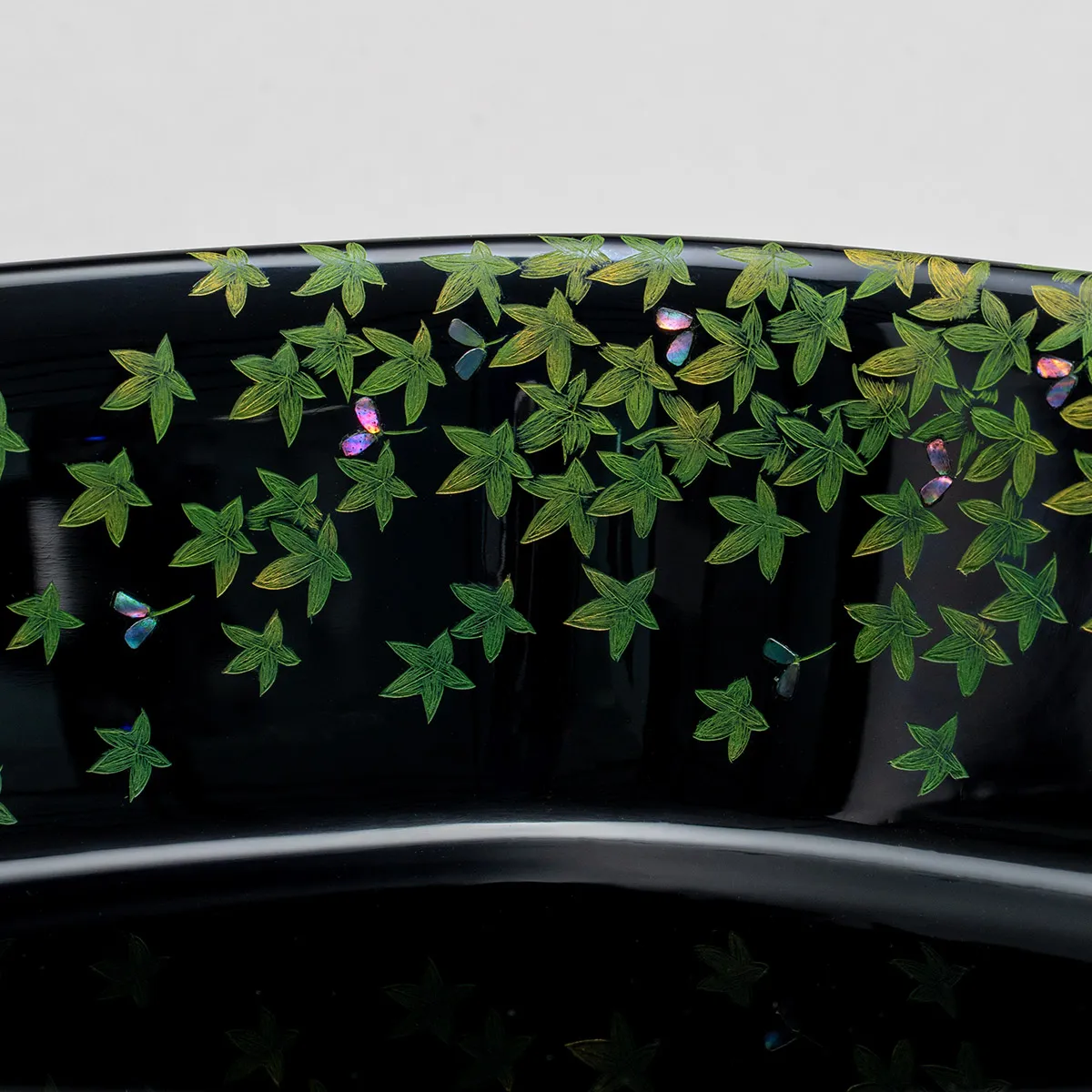 青葉文沈金盛器