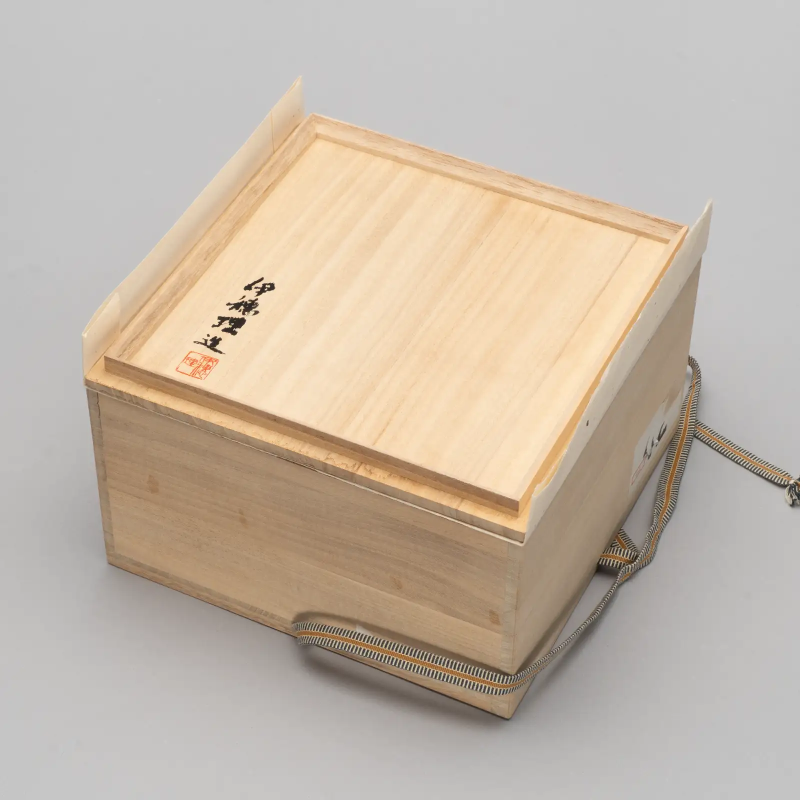 乾漆螺鈿花鳥文箱