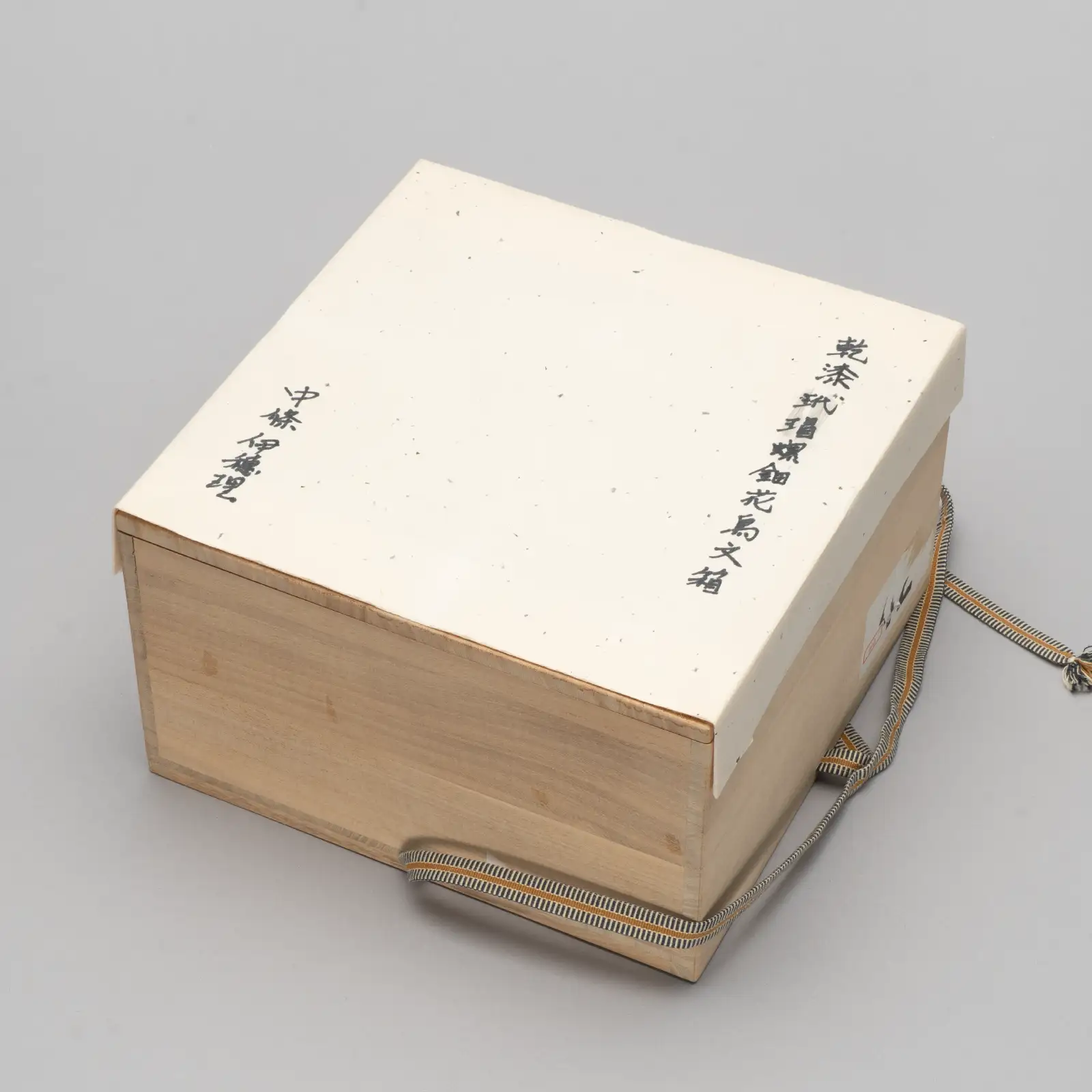 乾漆螺鈿花鳥文箱