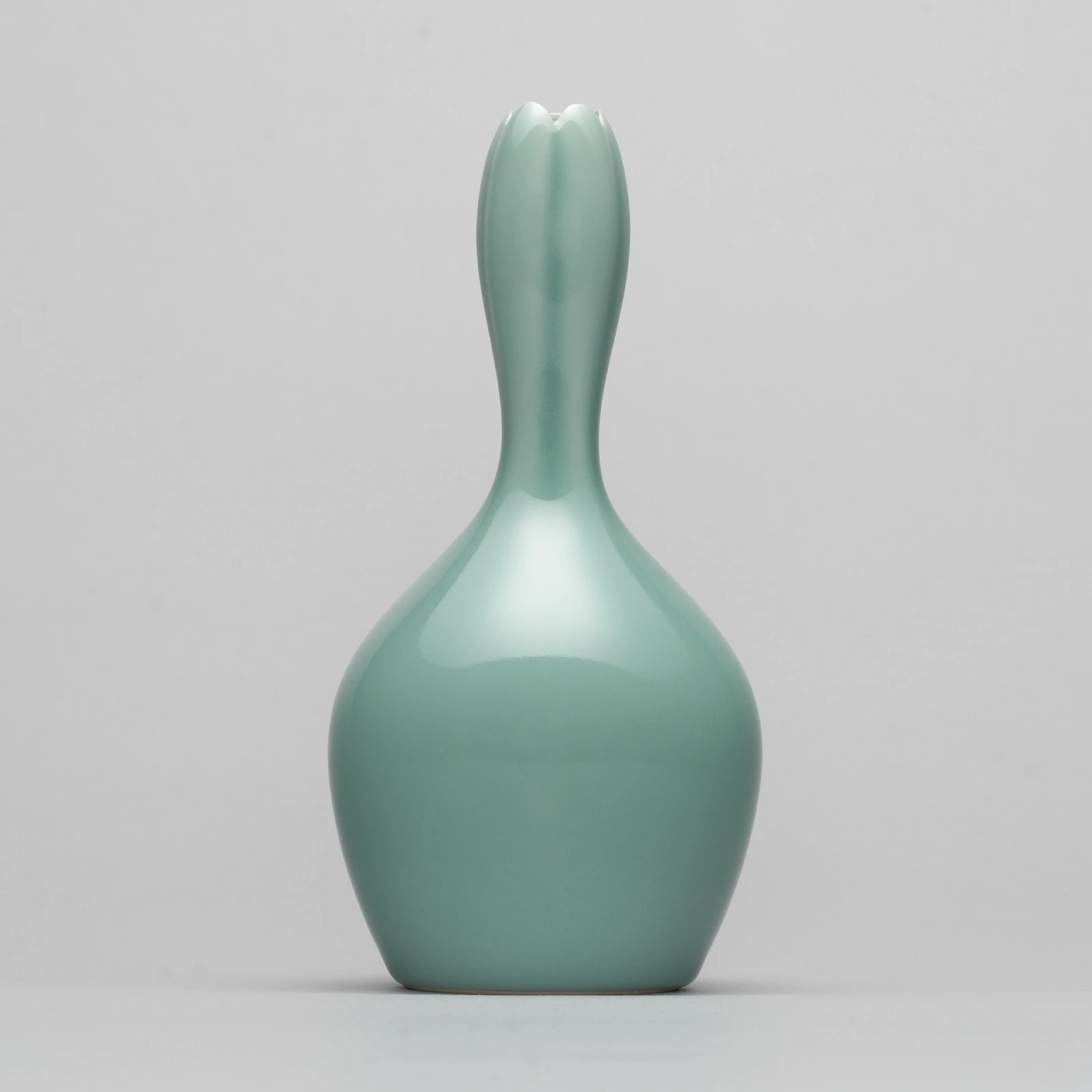 青磁瓶 | Flower Vessel with Celadon Glaze