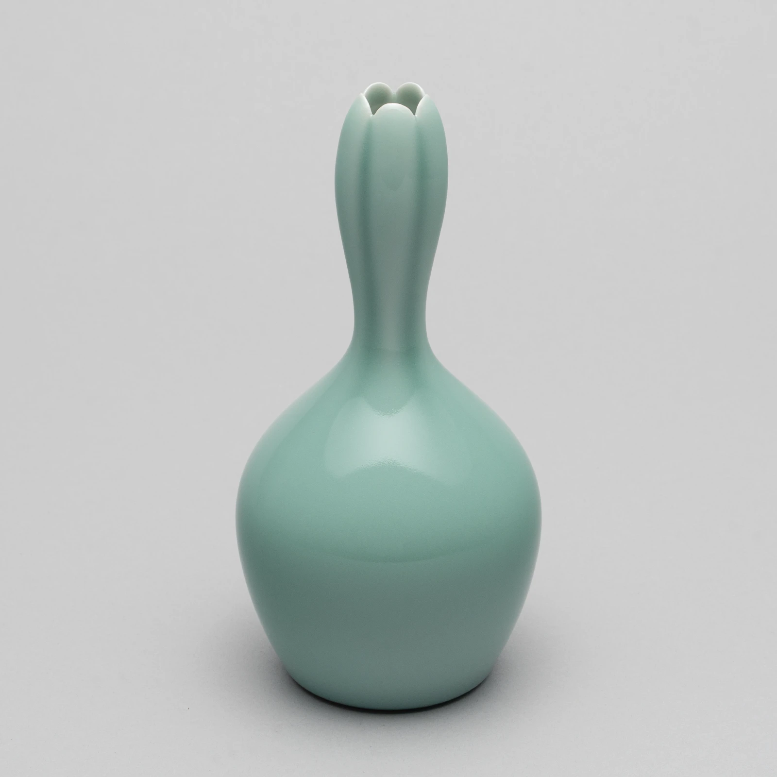 青磁瓶 | Flower Vessel with Celadon Glaze