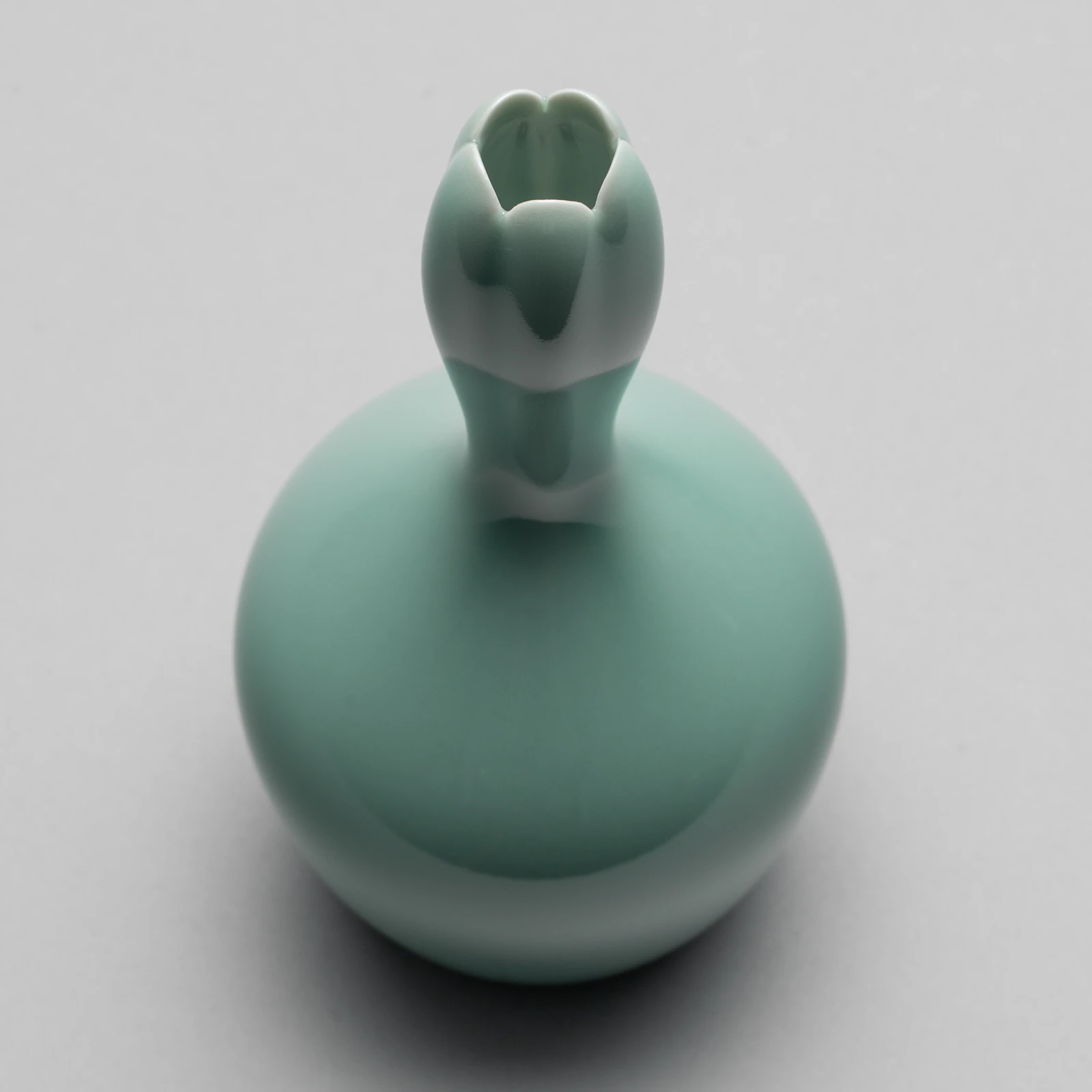 青磁瓶 | Flower Vessel with Celadon Glaze