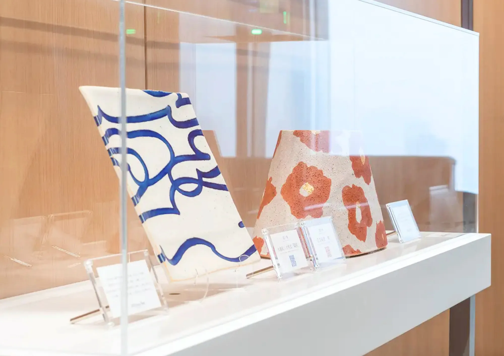 展示ケース内に工芸作品が展示されている様子