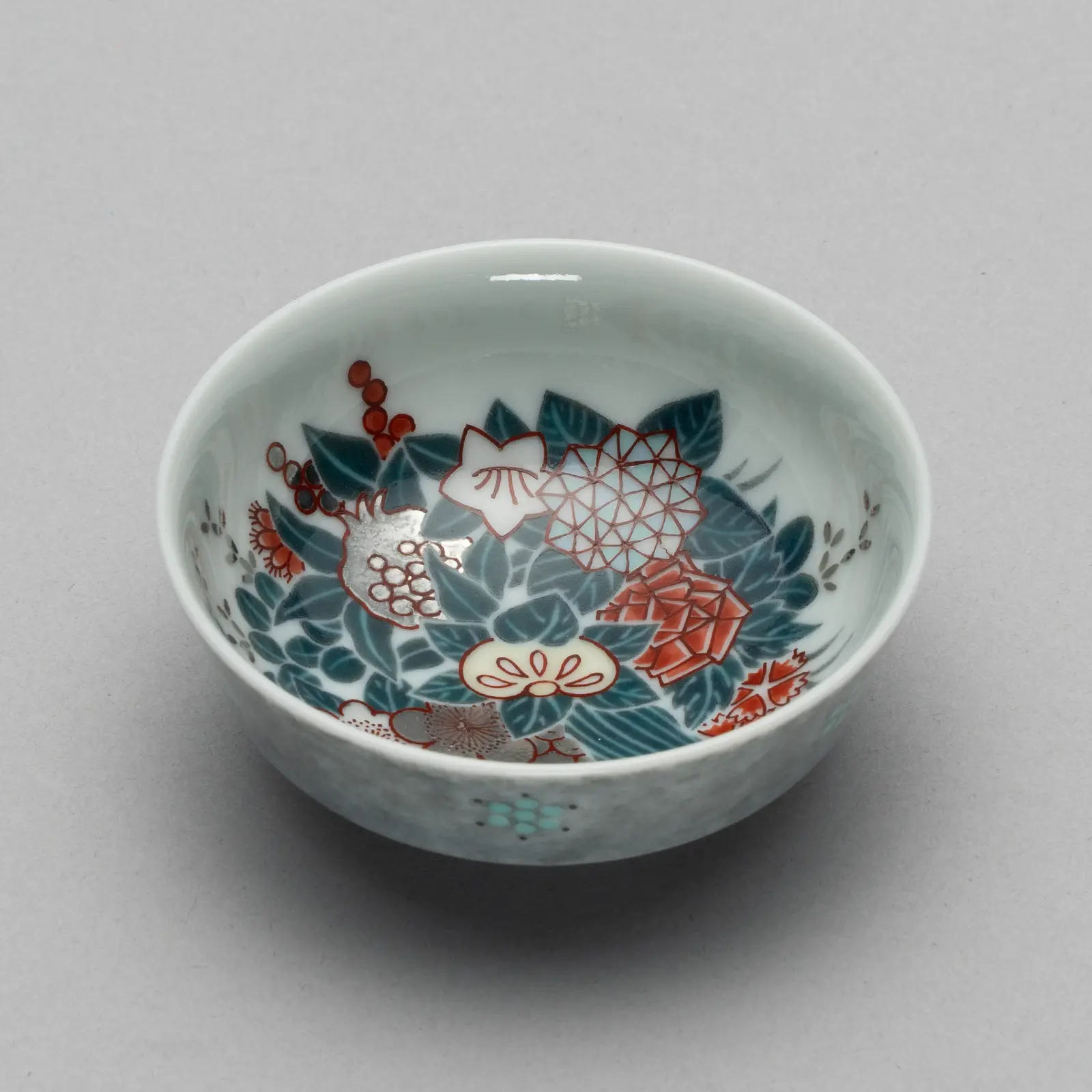 宙襲 (色絵墨色墨はじき四季花文ぐい呑)