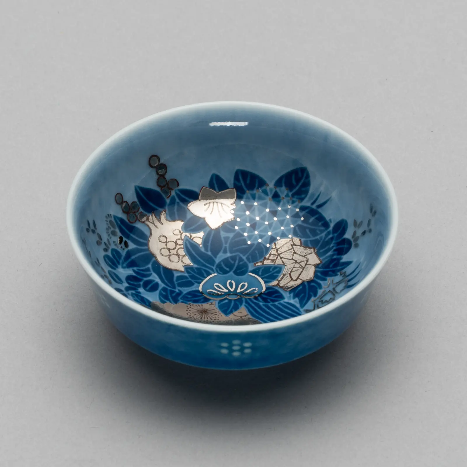 宙襲 (色絵吹墨墨はじき四季花文ぐい呑）